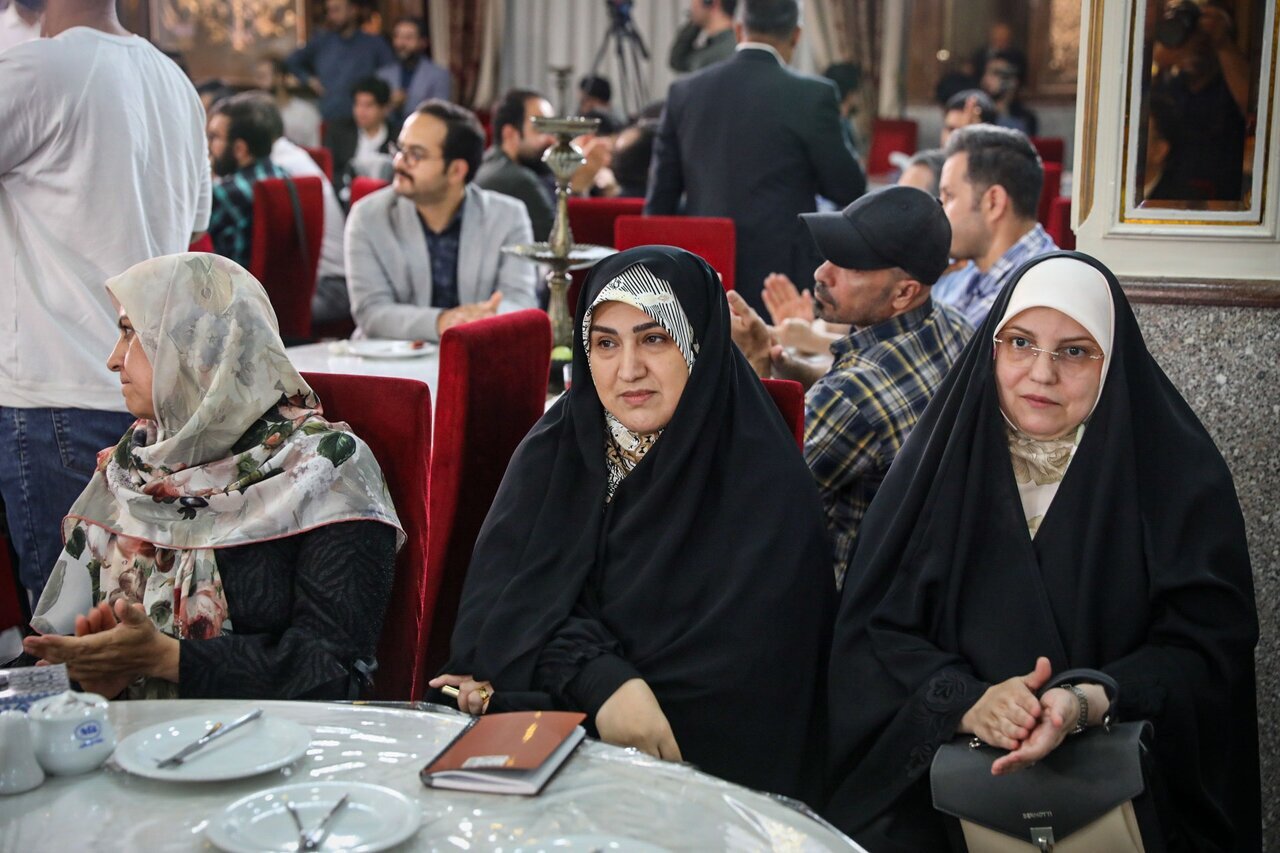 دختران سردار باقری در مراسم روز خبرنگار در مجلس/ تصویر فرشته شهید در مقابل دیدگان خواهر + تصاویر دختران سردار باقری در مراسم روز خبرنگار در مجلس/ تصویر فرشته شهید در مقابل دیدگان خواهر + تصاویر