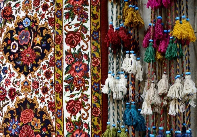 تصاویر | هنرنمایی قالیبافان با گرههای رنگارنگ | کارگاه فرش دستباف - چهار محال و بختیاری