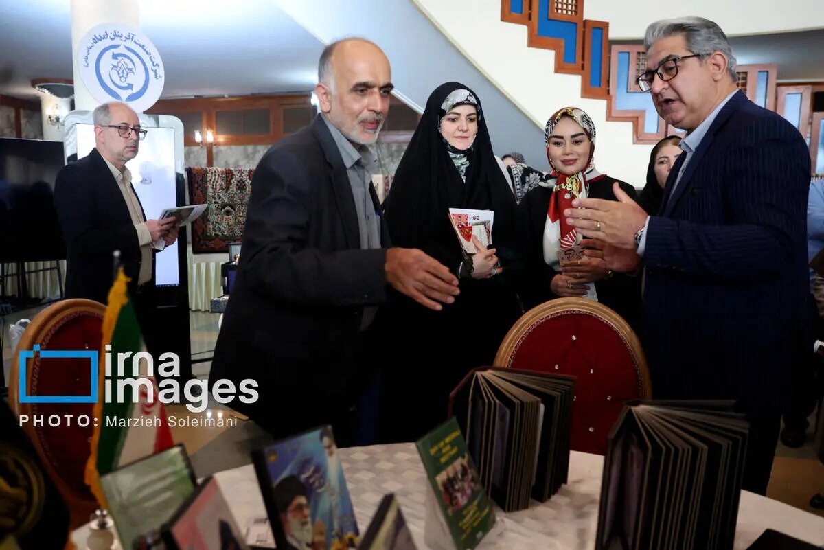 تصاویر | دختر پزشکیان، همسر جوان عراقچی و فاطمه مهاجرانی در یک نمایشگاه تصاویر | دختر پزشکیان، همسر جوان عراقچی و فاطمه مهاجرانی در یک نمایشگاه