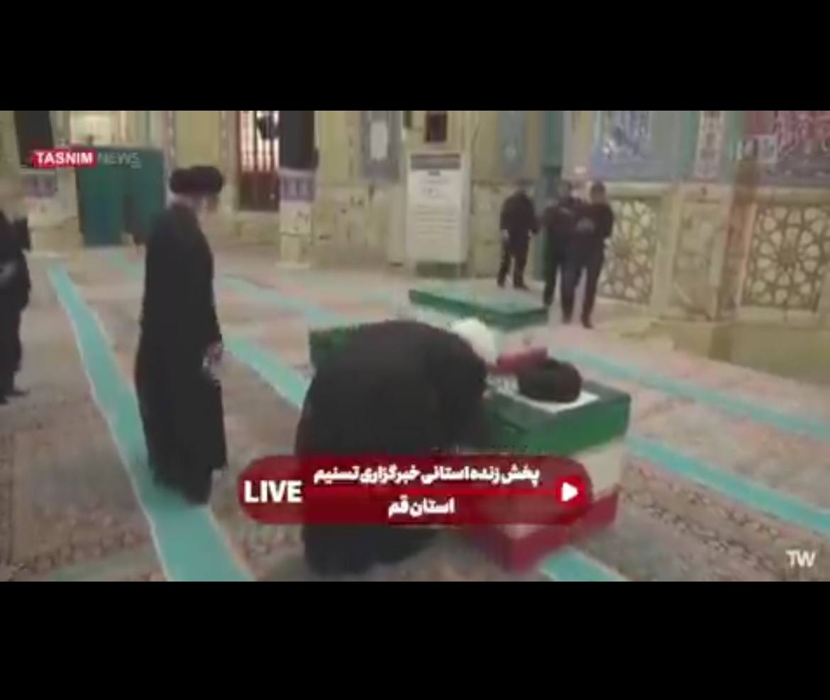 وداع علیرضا پناهیان با رهبر شهید انقلاب + عکس وداع علیرضا پناهیان با رهبر شهید انقلاب + عکس
