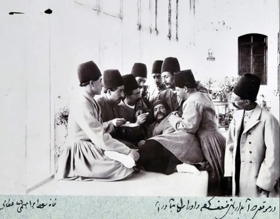 عکس/ خدمتکاران در حال به هوش آوردن آبدارچی مظفرالدین شاه قاجار