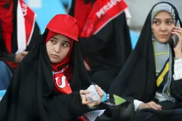 عکس| تیپ خاص هوادار چادری پرسپولیس در ورزشگاه
