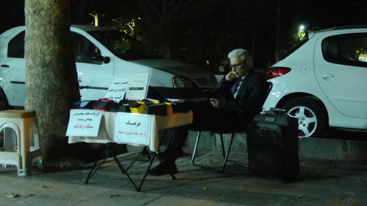 خوشتیپترین مرد دستفروش ایران با کتوشلوار و کراوات + عکس خوشتیپترین مرد دستفروش ایران با کتوشلوار و کراوات + عکس