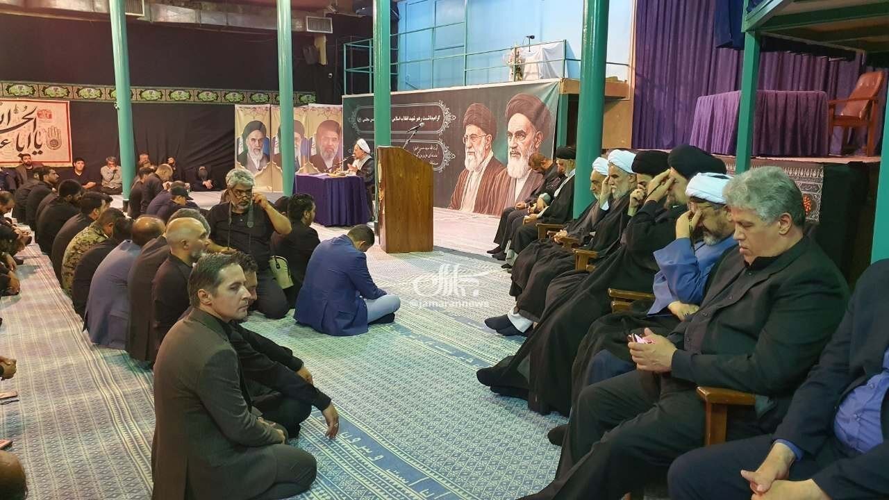 مراسم بزرگداشت رهبر شهید در جماران/ تصاویری از سید حسن خمینی و پسرش در کنار/ مهدی هاشمی هم بود + عکس مراسم بزرگداشت رهبر شهید در جماران/ تصاویری از سید حسن خمینی و پسرش در کنار/ مهدی هاشمی هم بود + عکس