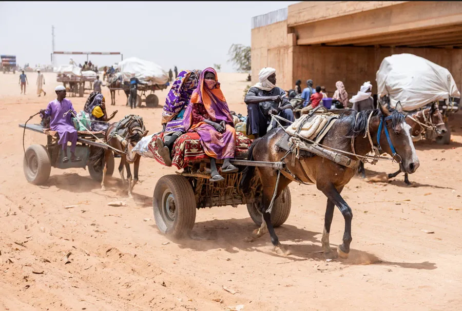 عکس / عبور آوارگان جنگ داخلی سودان از مرز چاد