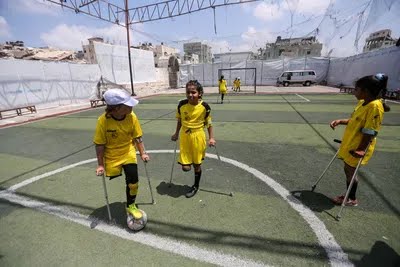 عکس/ کودکان قطع عضو شده فلسطینی در آکادمی فوتبال