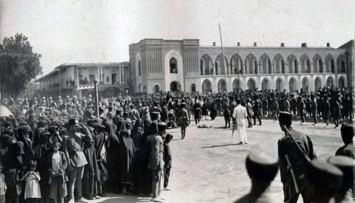 عکس/ مراسم شتر قربانی در میدان توپخانه بعد از ذبح شتر؛ سال ۱۳۰۵ خورشیدی