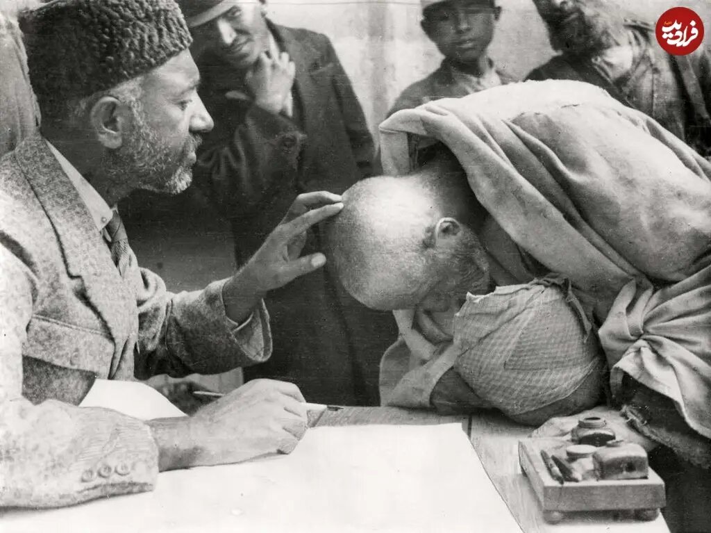 پزشک ایرانی در حال معاینه مردی با بیماری پوستی؛ سال ۱۳۱۳ / عکس پزشک ایرانی در حال معاینه مردی با بیماری پوستی؛ سال ۱۳۱۳ / عکس