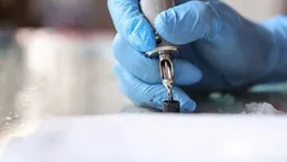 خالکوبی یک زن روی دست کودک ۲۲ ماهه / پلیس: شرایط خانه اسفناک بود+ عکس