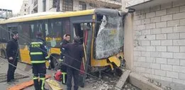 برخورد یک اتوبوس با دیوار در بزرگراه ستاری
