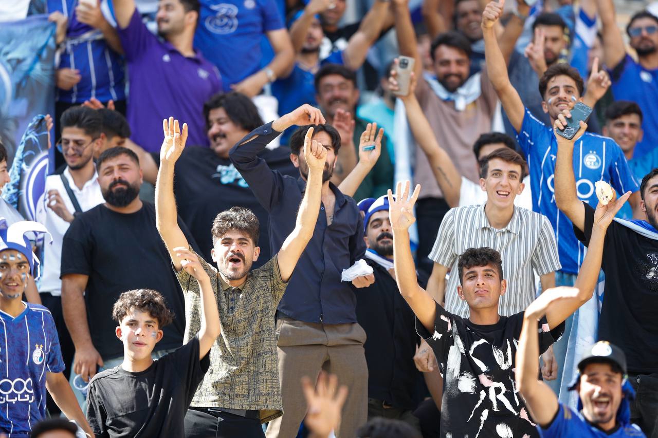 عکس | تصاویری پر تب و تاب از شور تماشاگران دربی ۱۰۷ در نقش جهان